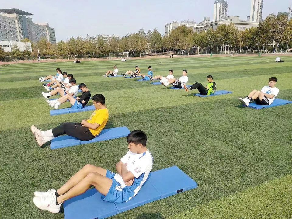 万人, 与高校组