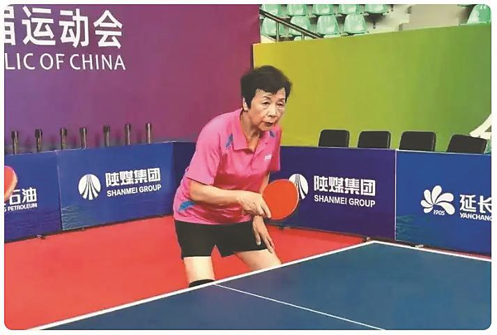 然后在拍子, 这个赛场上, 神情专注